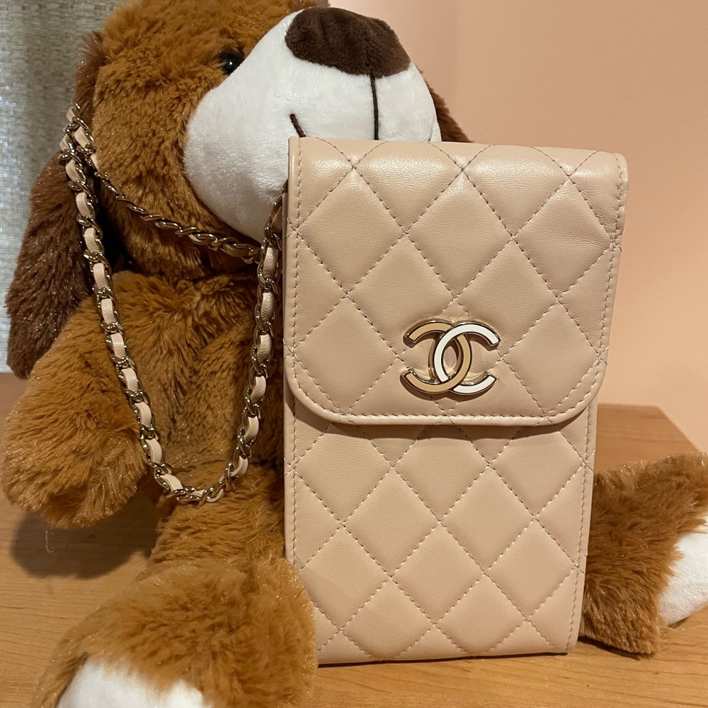 💯 authentic phone holder Chanel